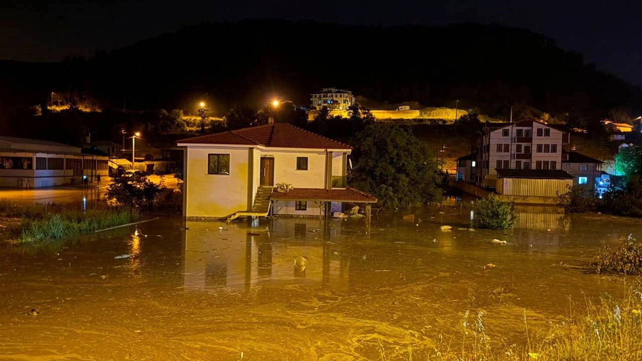 Sakarya'yı sağanak vurdu: Dere taştı, evleri ve tarım arazilerini su bastı