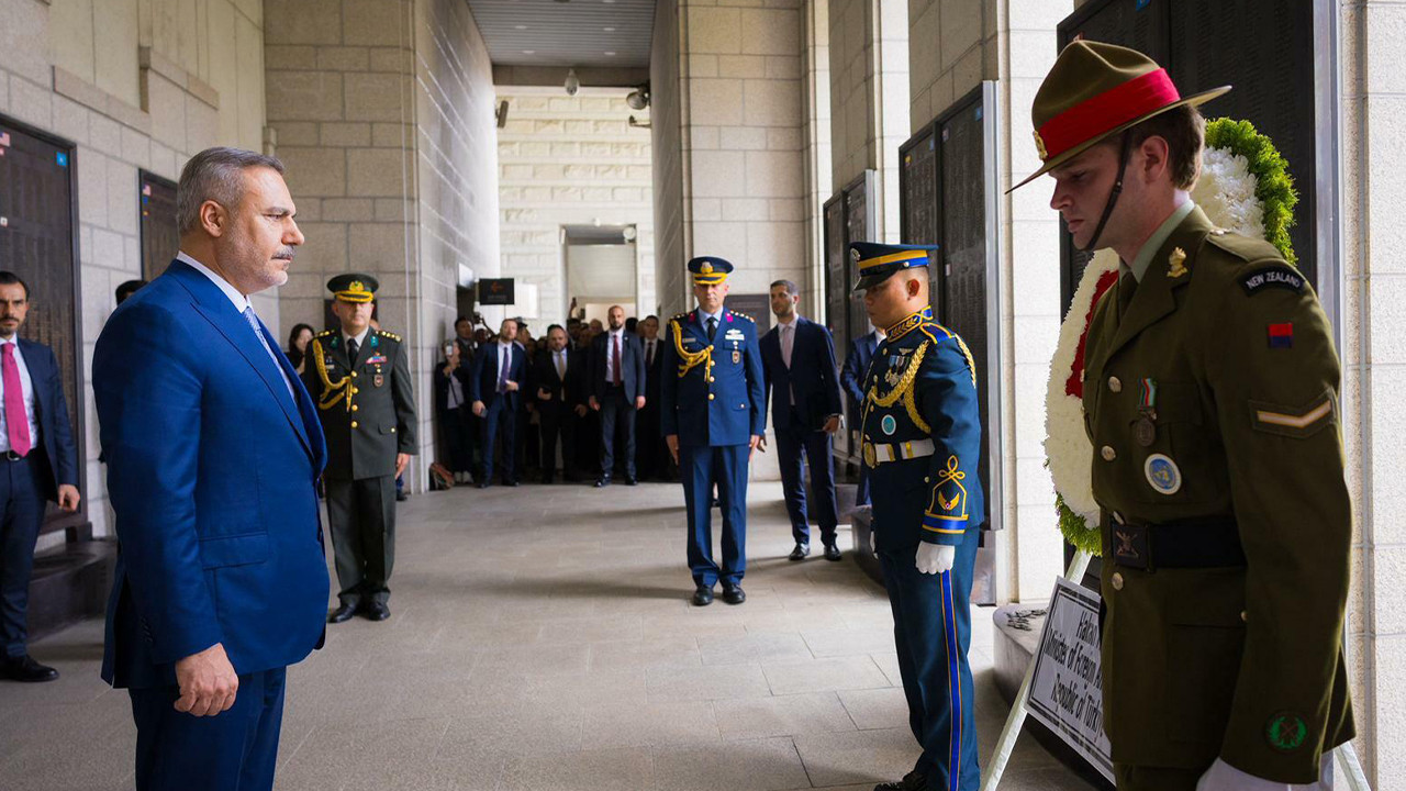 Dışişleri Bakanı Hakan Fidan, Seul'de Kore Savaşı Anıtı'na çelenk bıraktı.