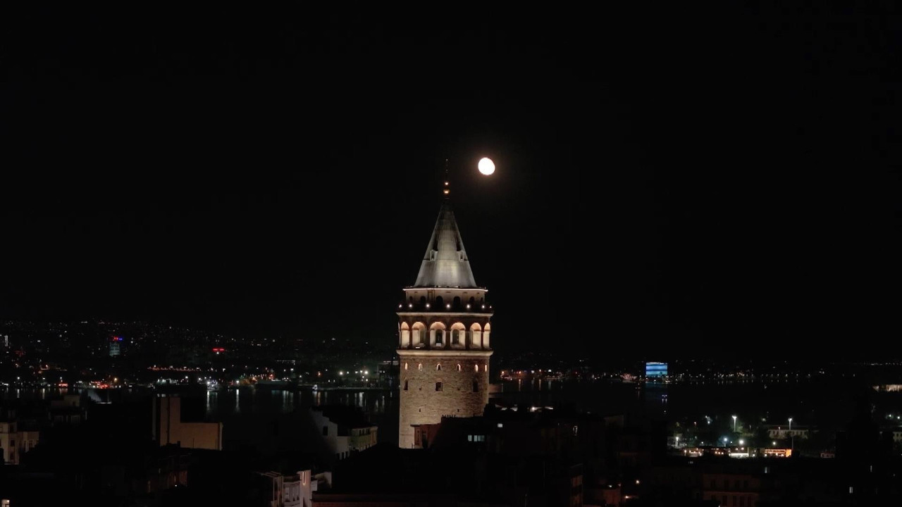 İstanbul’da dolunay seyirlik manzara oluşturdu