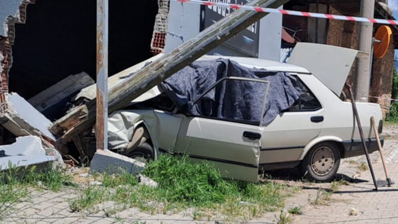 Denizli'de duvara çarpan otomobildeki yaşlı çift öldü