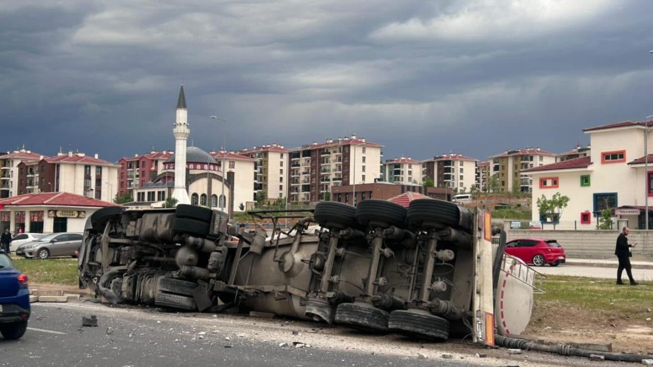 Silobas ile otomobil çarpıştı: 2 yaralı