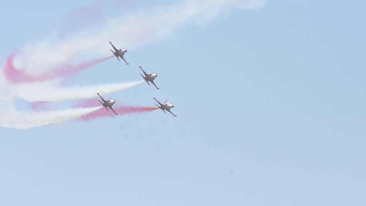 SOLOTÜRK ve Türk yıldızları nefes kesti: İzmirliler Jet Üssü’ne akın etti