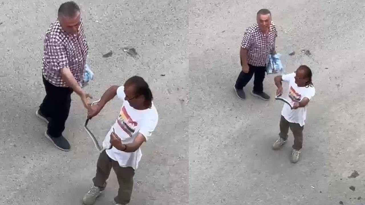 Belediye personeli eve giren yılanı çıplak elle yakaladı