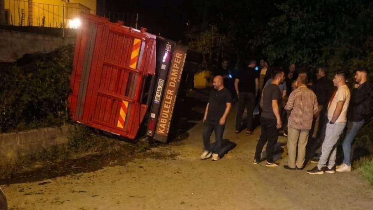 Çay yüklü kamyon yan yattı