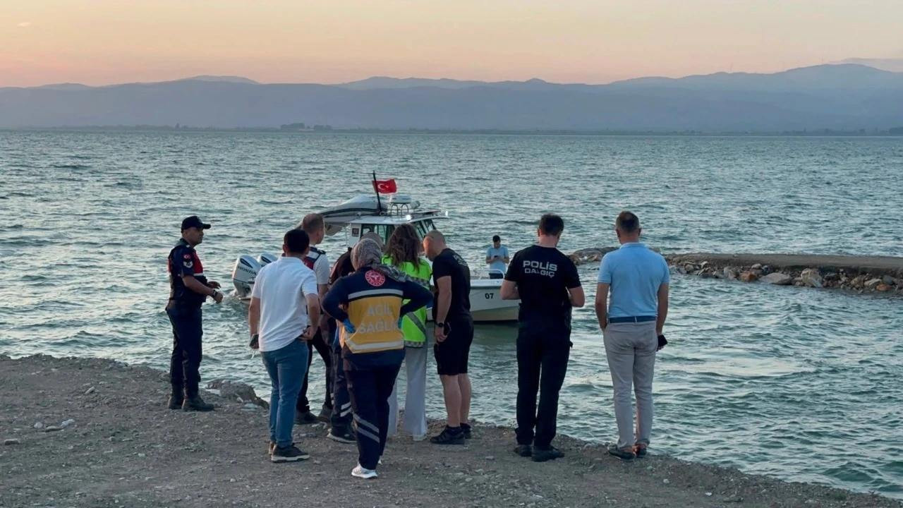Emekli polis oğlunu kurtarmak için girdiği suda can verdi