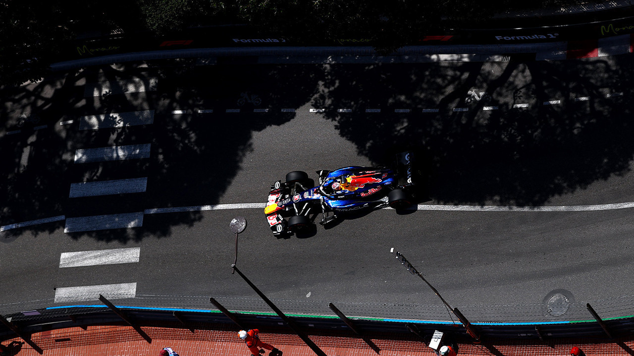 Monaco GP'de inanılmaz anlar: Verstappen aracı kaldıramadı v