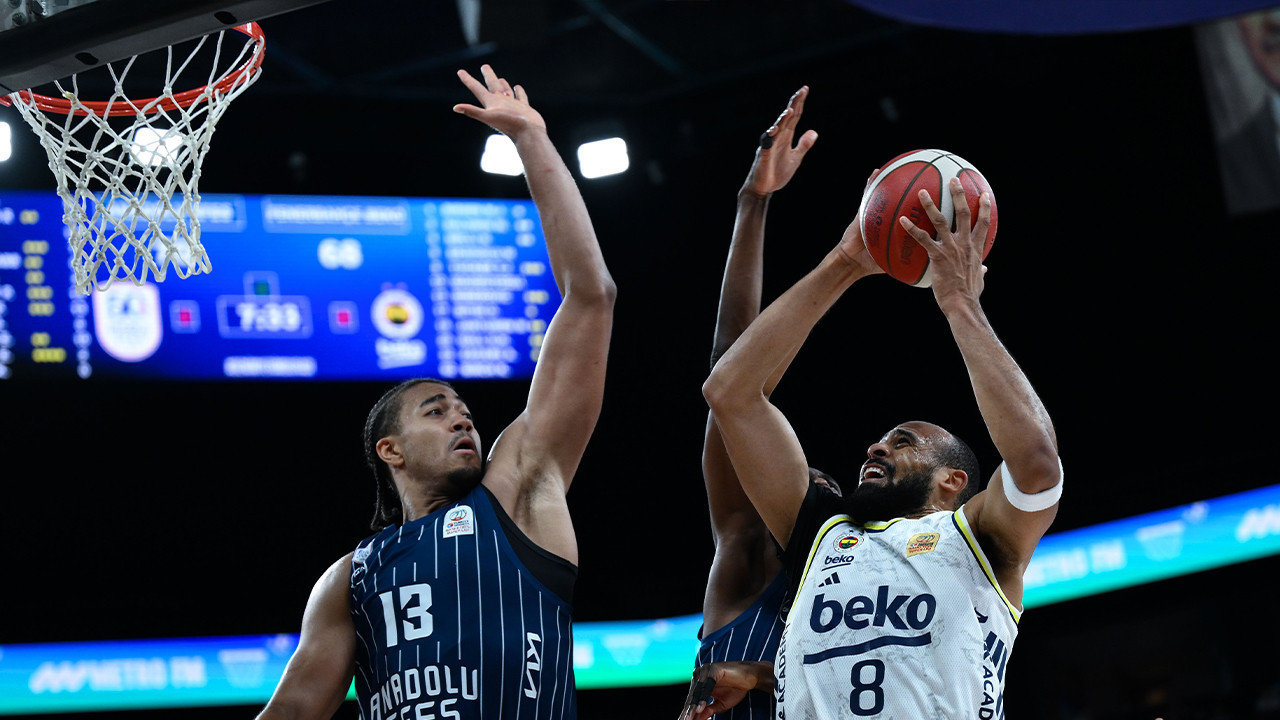 Fenerbahçe Beko Anadolu Efes'i uzatmada yıkarak ilk finalist