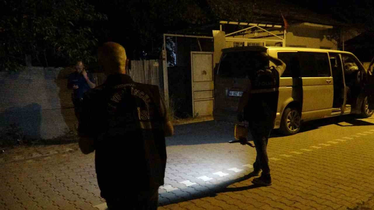 İki oğluyla gittiği ev baskınında bıçaklandı