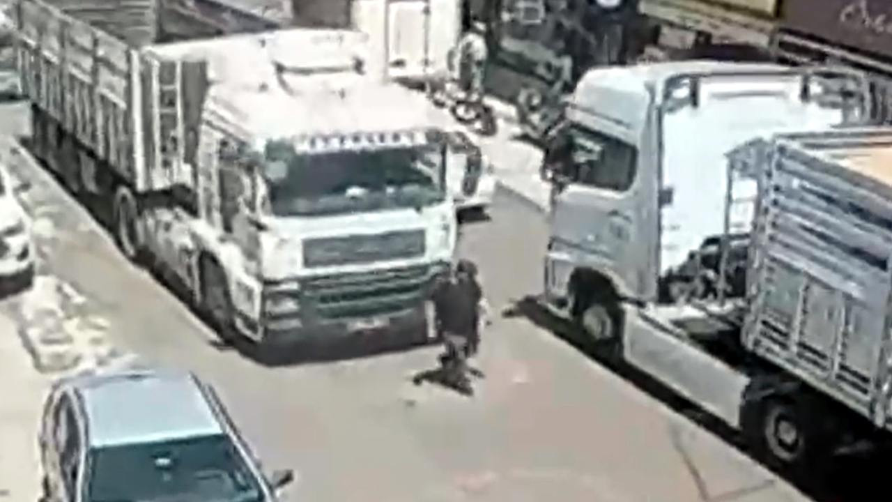 Karşıdan karşıya geçiyordu: TIR’ın altında kalarak