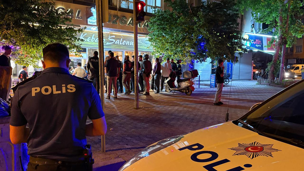 Kebapçıda döner bıçaklı kavga: İş yeri sahibi ve çalışan yar