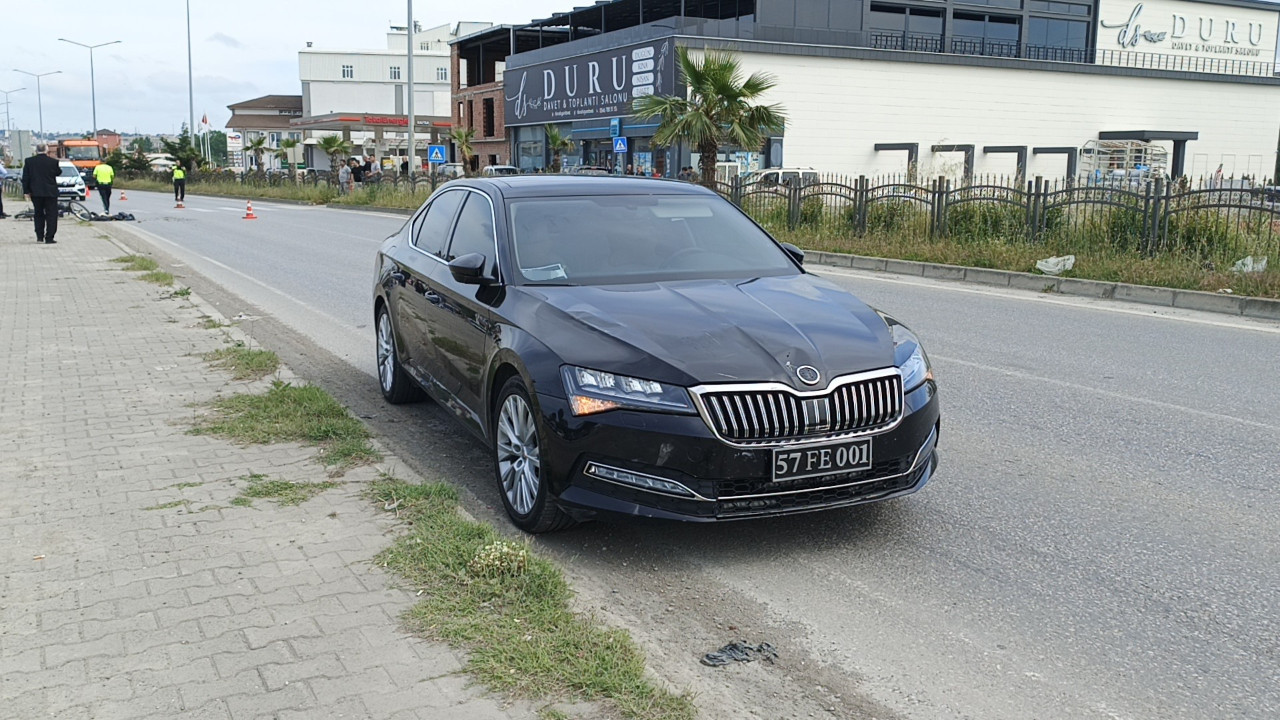 Belediye başkanının makam aracı bisikletliye çarptı