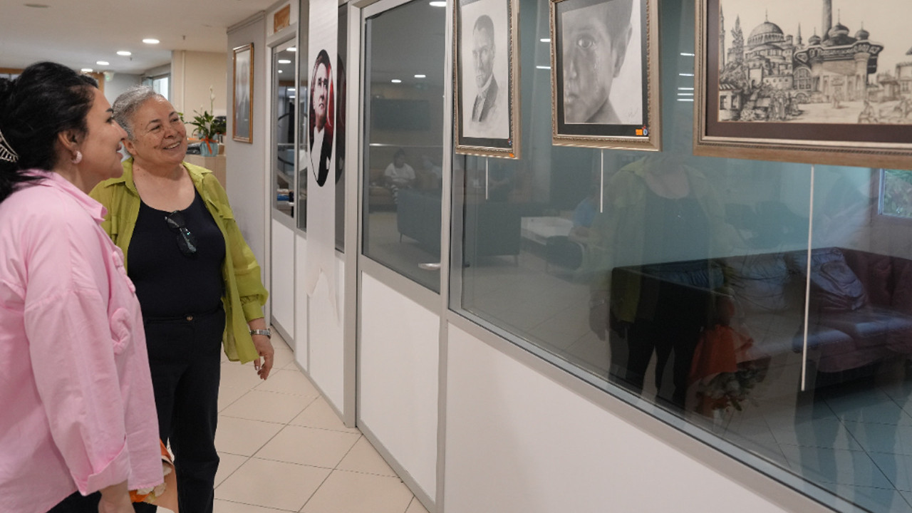 'Herkesin bir hikâyesi var' kitabı ve 67 eser bir arada