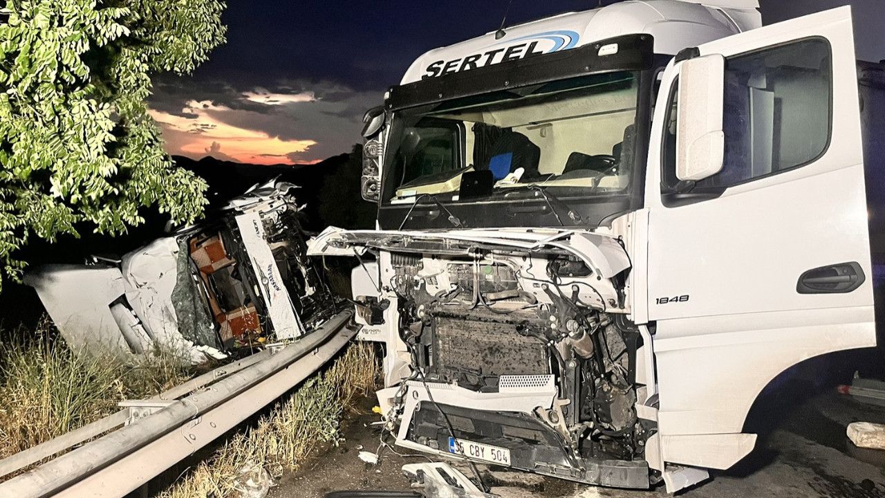 Yağışlı yolda iki TIR çarpıştı: Yol kapandı, 2 şoför yaralan