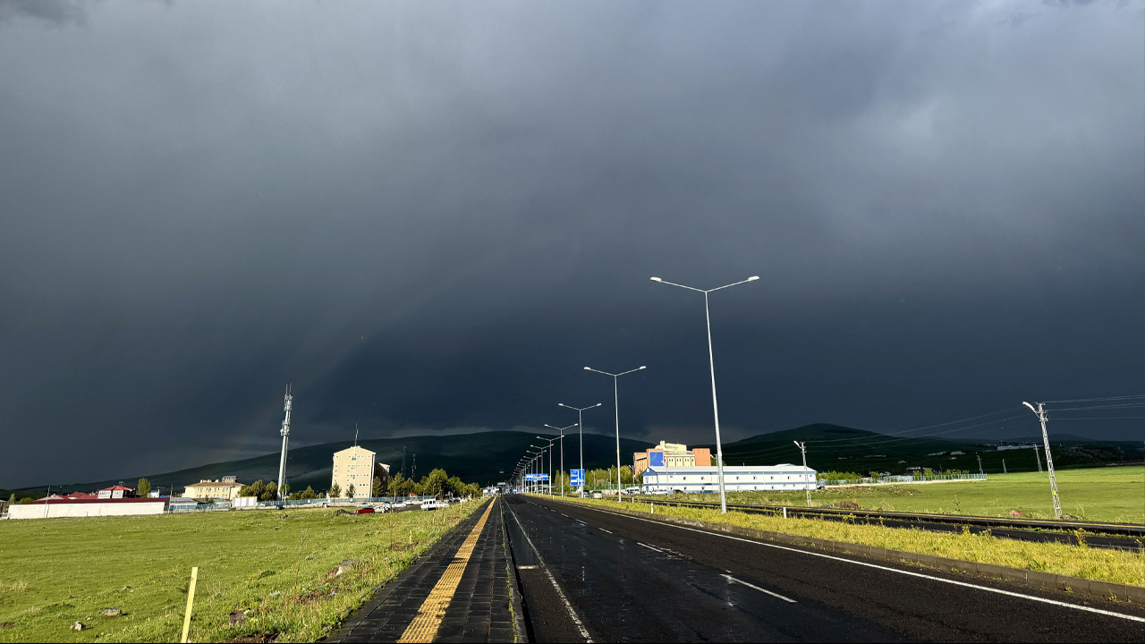 Ardahan'da sağanak ile dolu yağışı etkili oldu