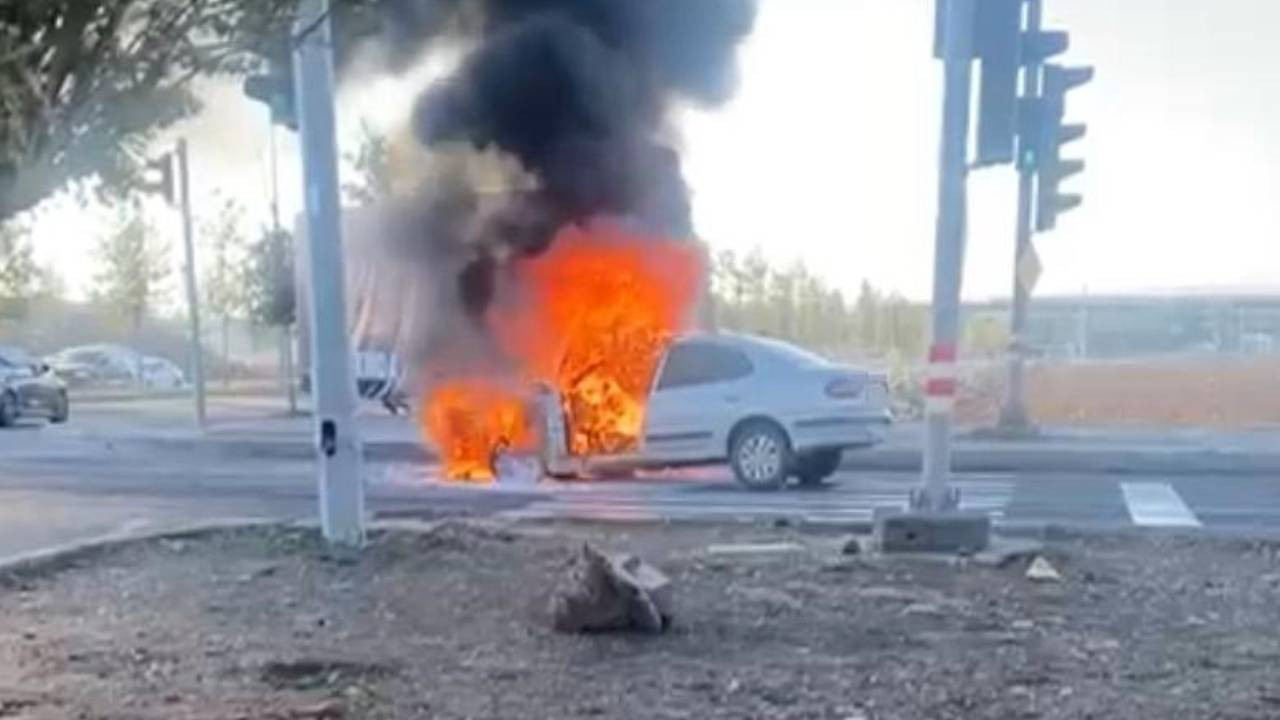 Diyarbakır'da seyir halinde yanan araç küle döndü