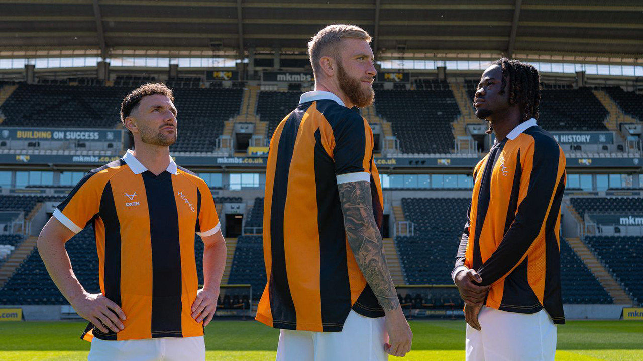 Hull City Premier Lig'de giyeceği iç saha formasını tanıttı: