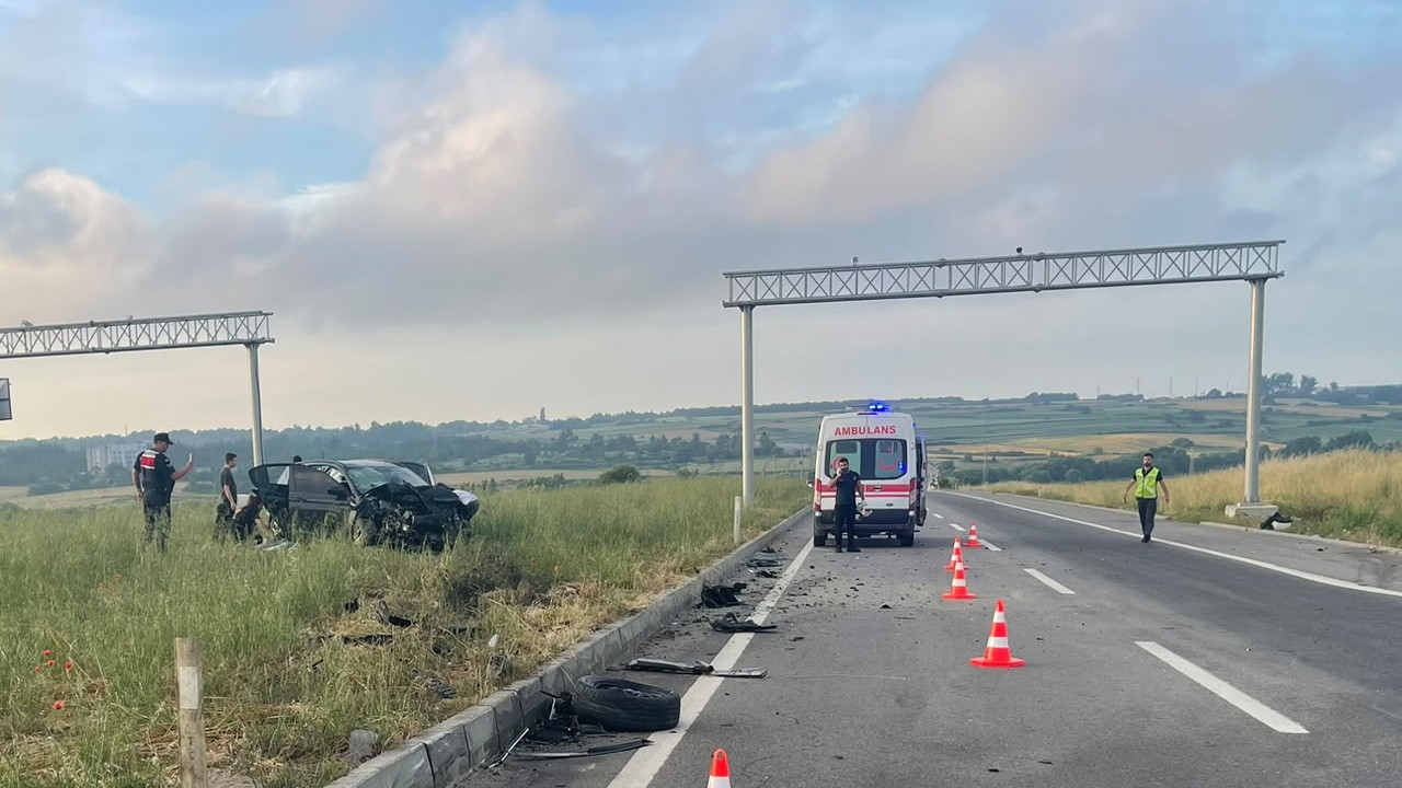 İki otomobil çarpıştı, 8’i düzensiz göçmen 10 kişi yaralandı