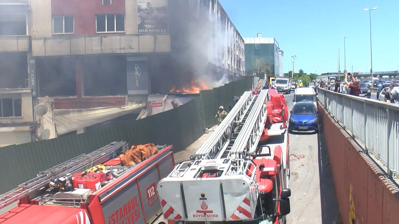 İstanbul’un göbeğinde korkutan yangın: Bir şerit tamamen tra