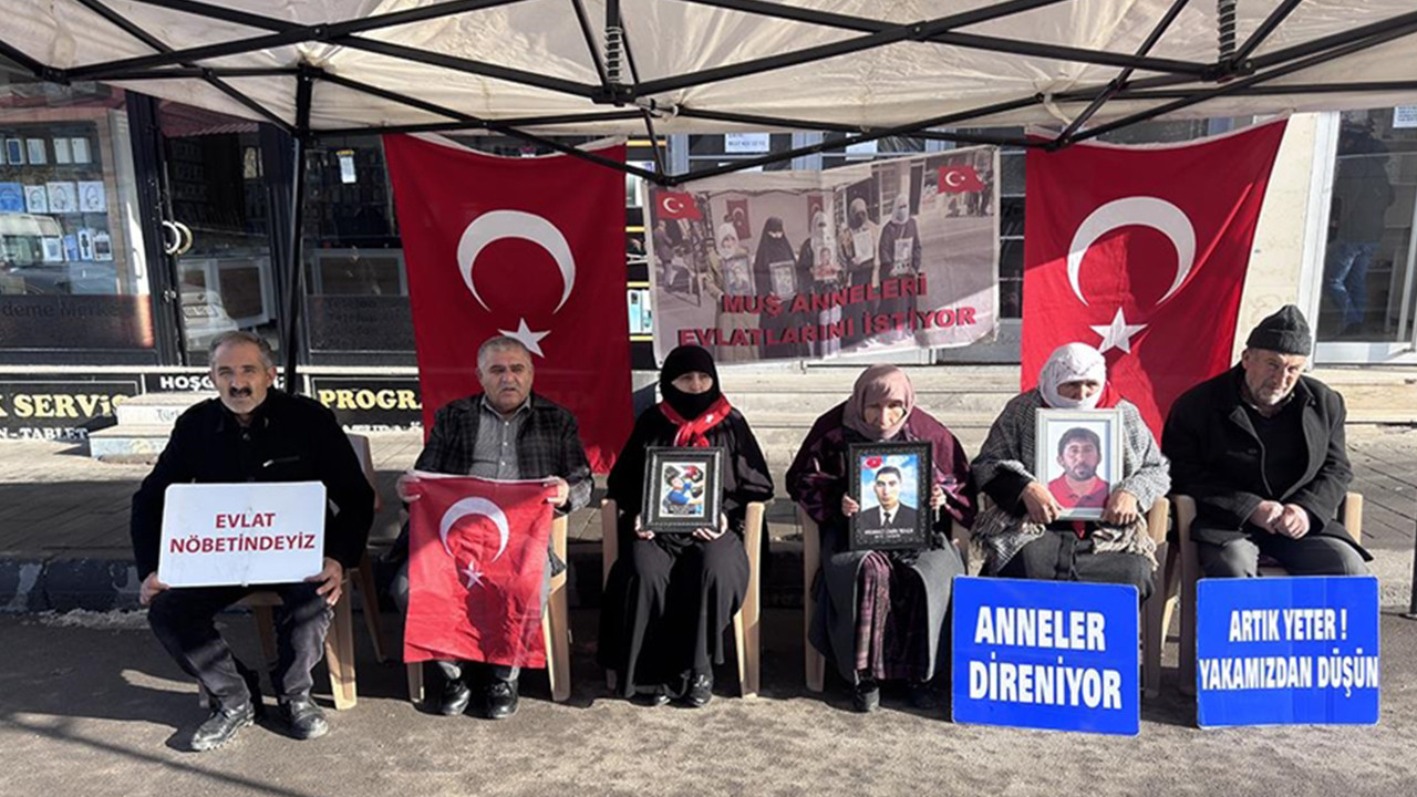 Muş’ta evlat nöbeti sürüyor: Ailelerden PKK’ya tepki ve tesl