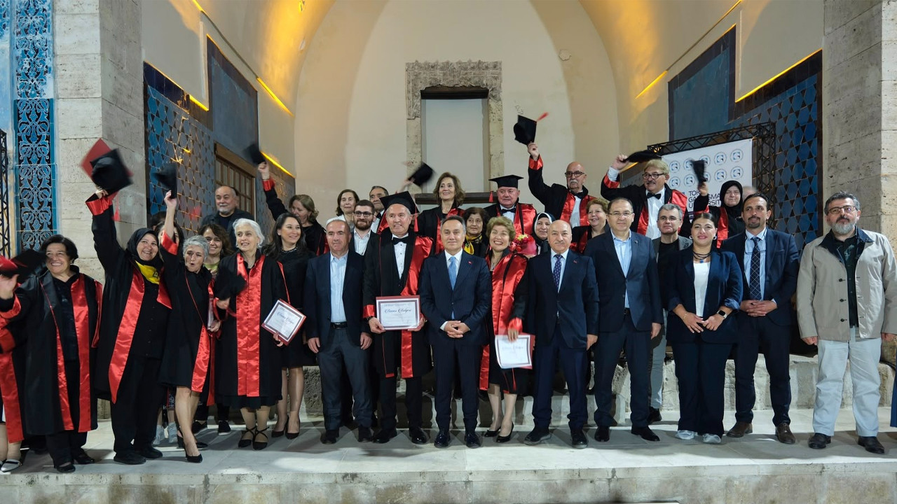 TOGÜ Tazelenme Üniversitesi’nde ilk mezuniyet coşk