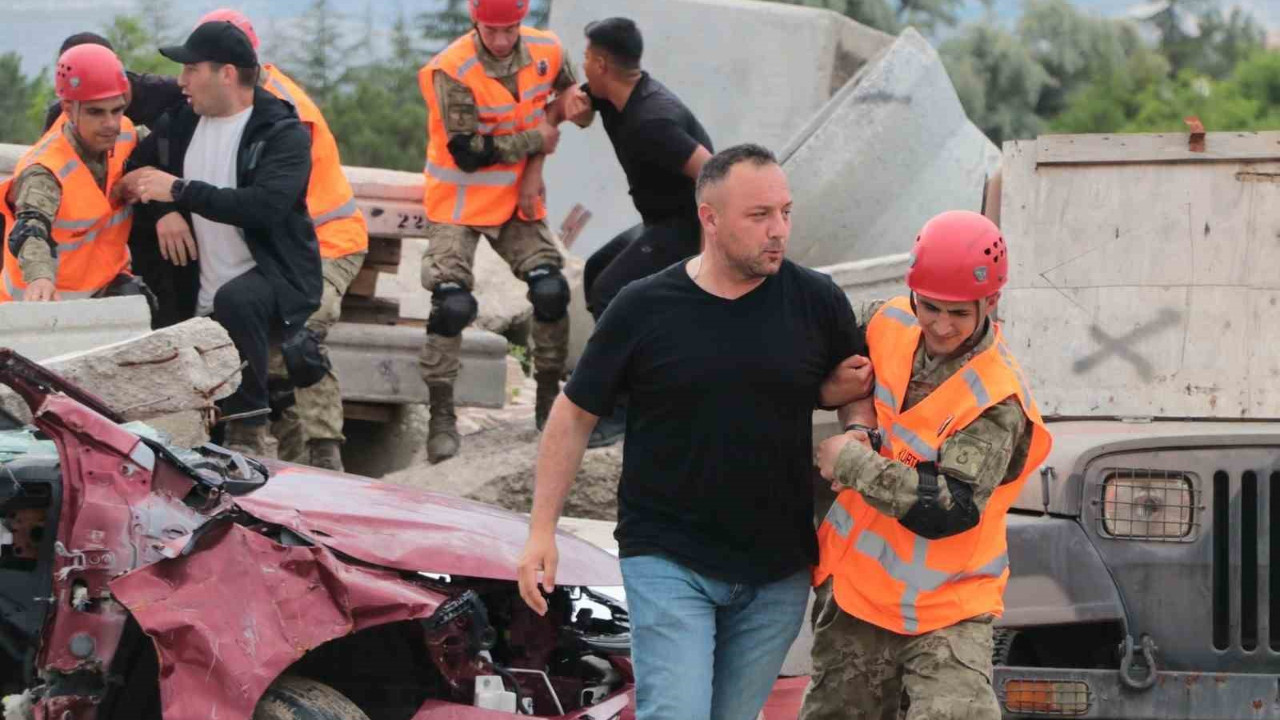 TSK İnsani Yardım Tugayı'nda nefes kesen arama kurtarma tatb