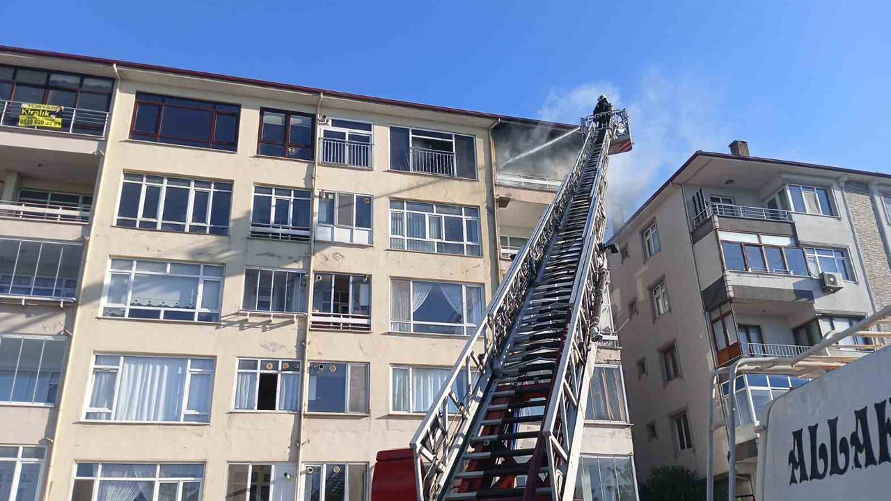 6 katlı bir apartmanda yangın: Kadın ve çocuk mahsur kaldı