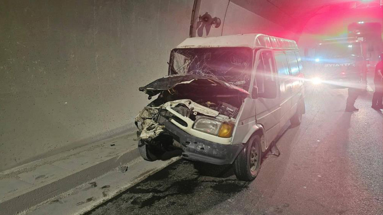 Bilecik'te Osmangazi Tüneli'nde kaza: Traktöre çarpan minibü