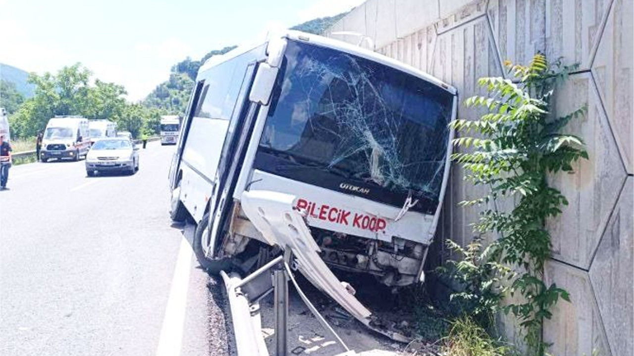 Bilecik’te yolcu minibüsü tıra çarptı: 6 yaralı