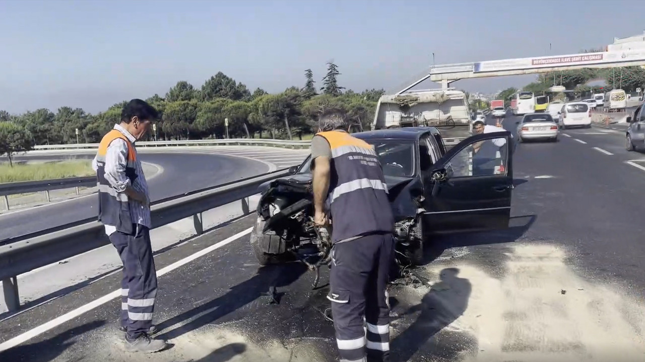 Büyükçekmece’de servis minibüsleri çarpıştı: 4 yaralı