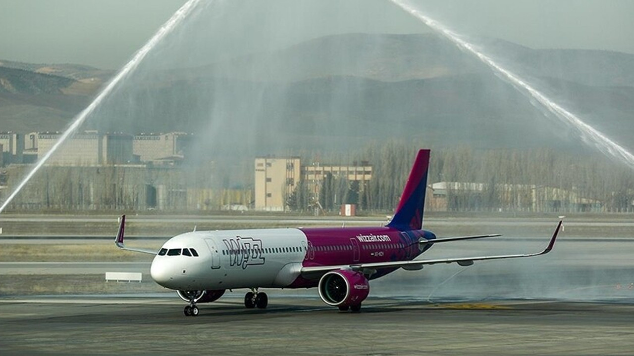 Düşük bütçeli hava yolu şirketi Wizz Air'in karında sert düş