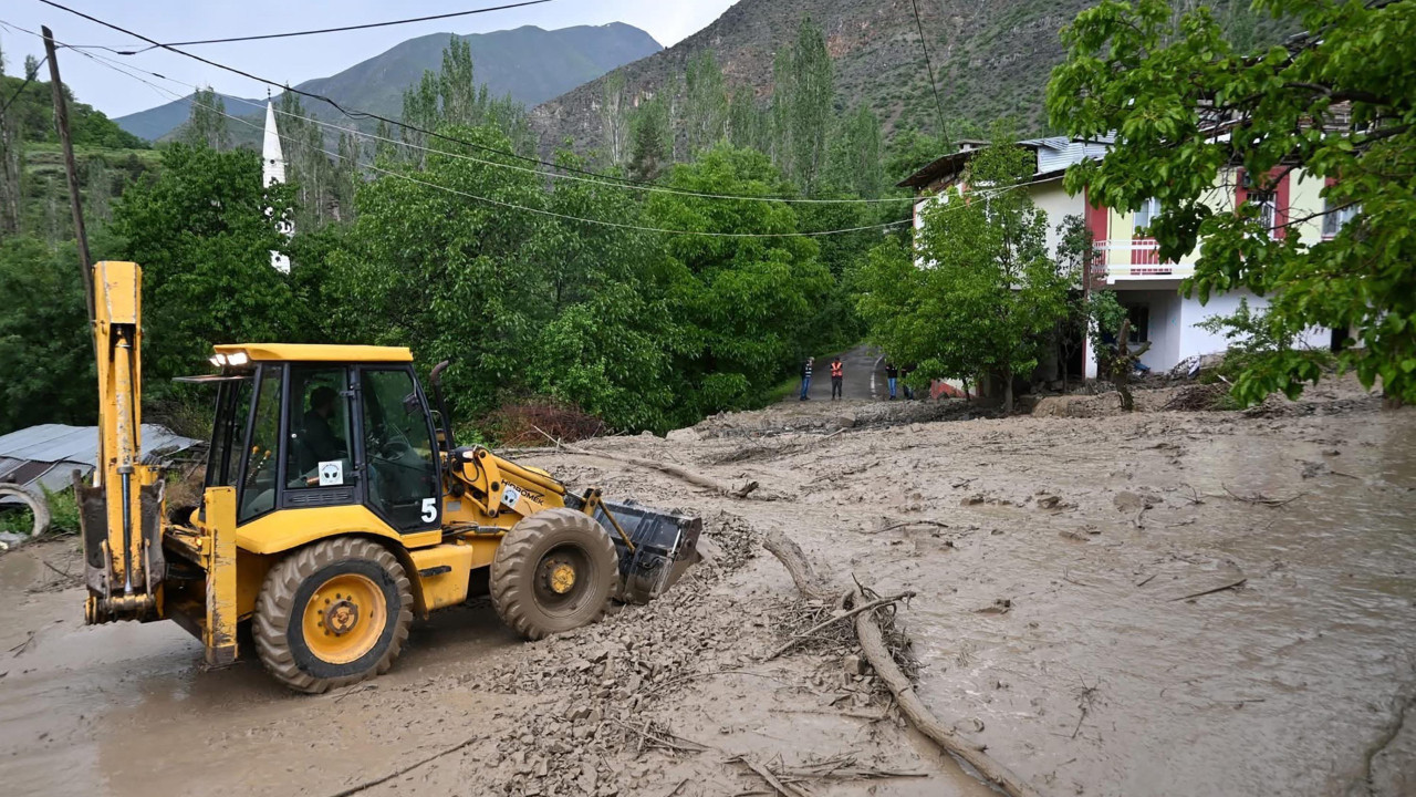 Erzurum'da heyelan; yollar ulaşıma kapandı
