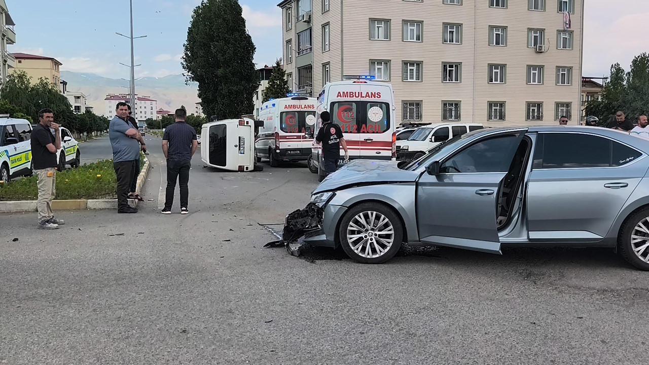 Iğdır'da otomobil ile minibüs kafa kafaya çarpıştı: Yarılar 