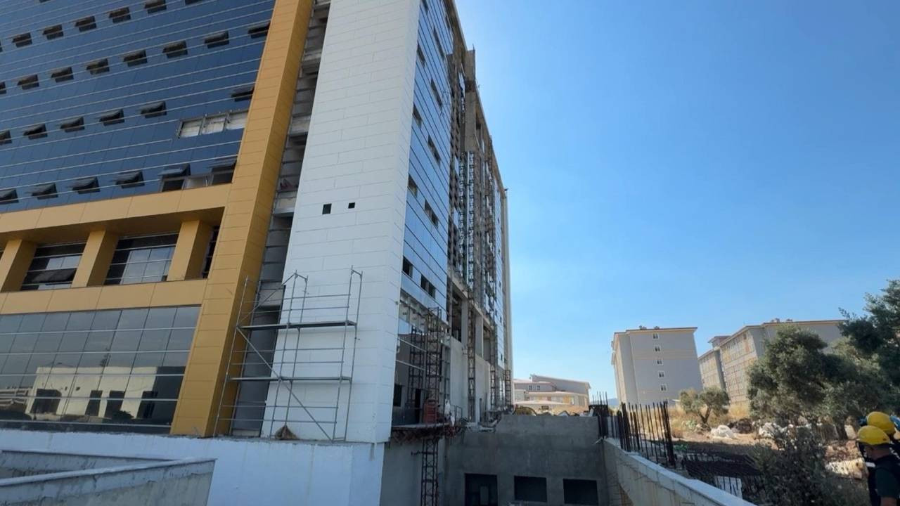 İskeleden düşen işçi ağır yaralandı