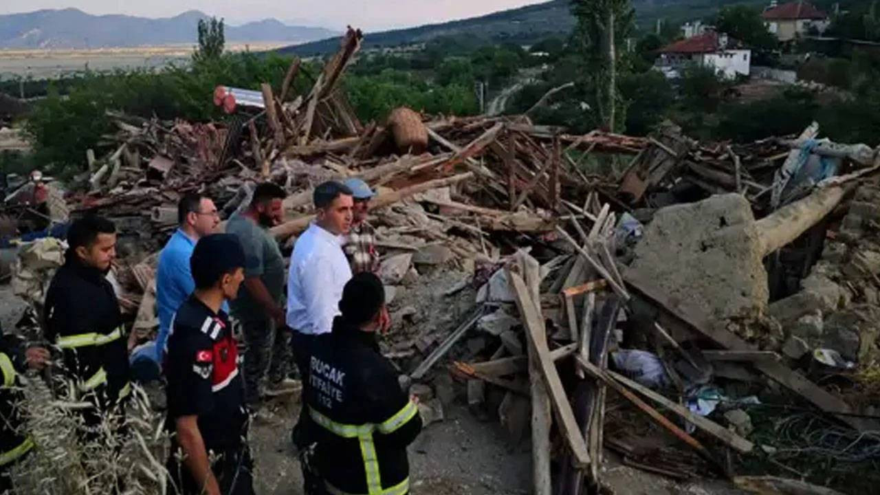 Kerpiç ev çöktü: 2 yaralı