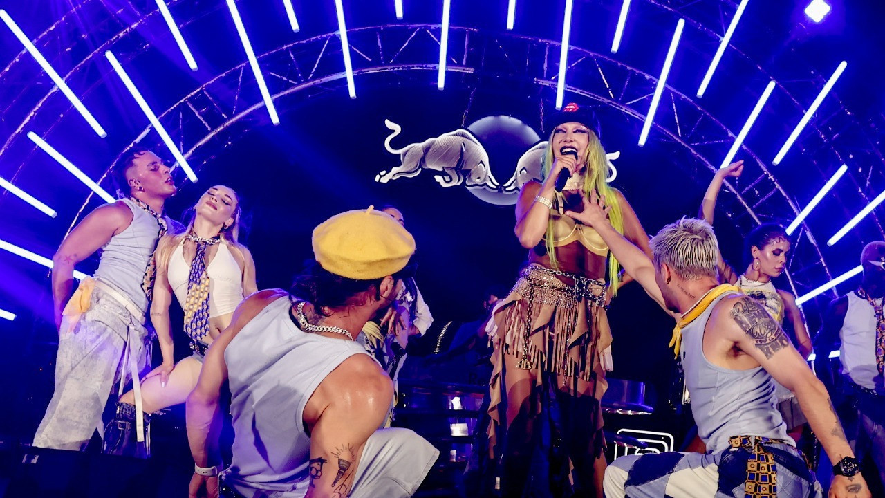 Red Bull yeni ürünlerini Hande Yener’in sahne aldığı gecede tanıttı