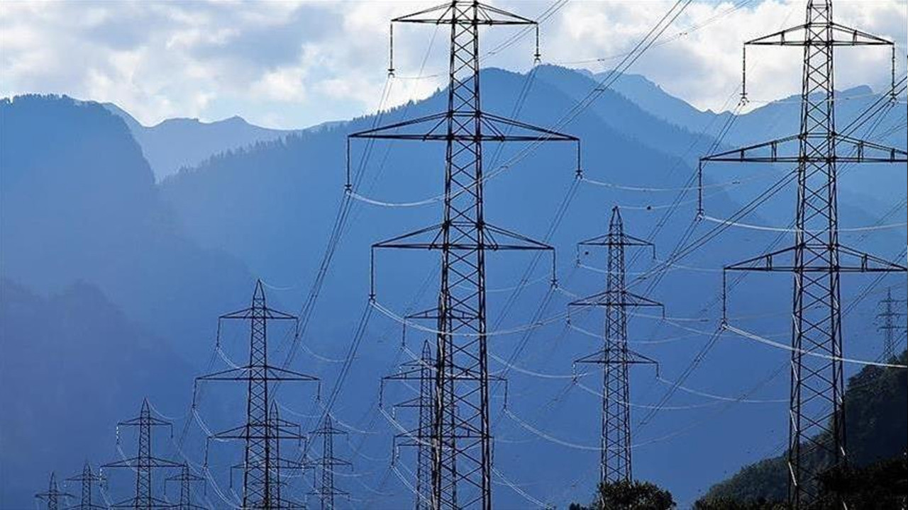 Elektrikte dikkat çeken tablo: Üretim tüketimi aştı, zirve saat belli oldu