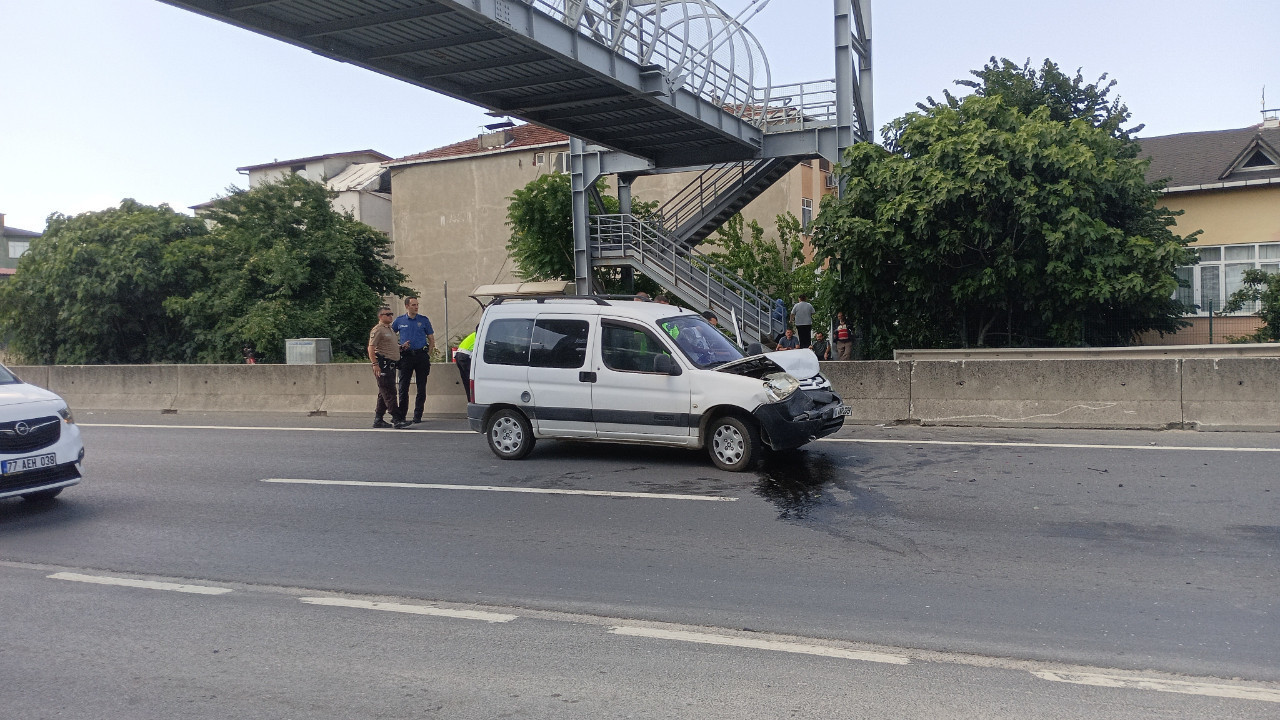 Kocaeli'de hafif ticari araç otomobile çarptı: 2 yaralı