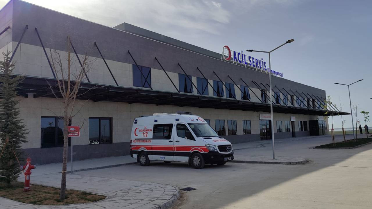 20 günlük bebek minibüs altında can verdi: Anne ve baba gözaltında