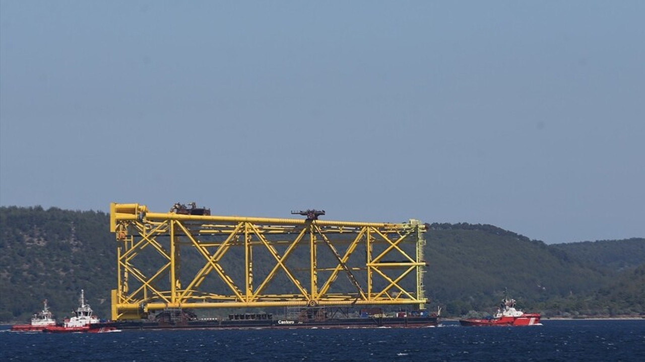 Doğal gaz boru hattı döşeme platformu Çanakkale Boğazı'ndan geçti