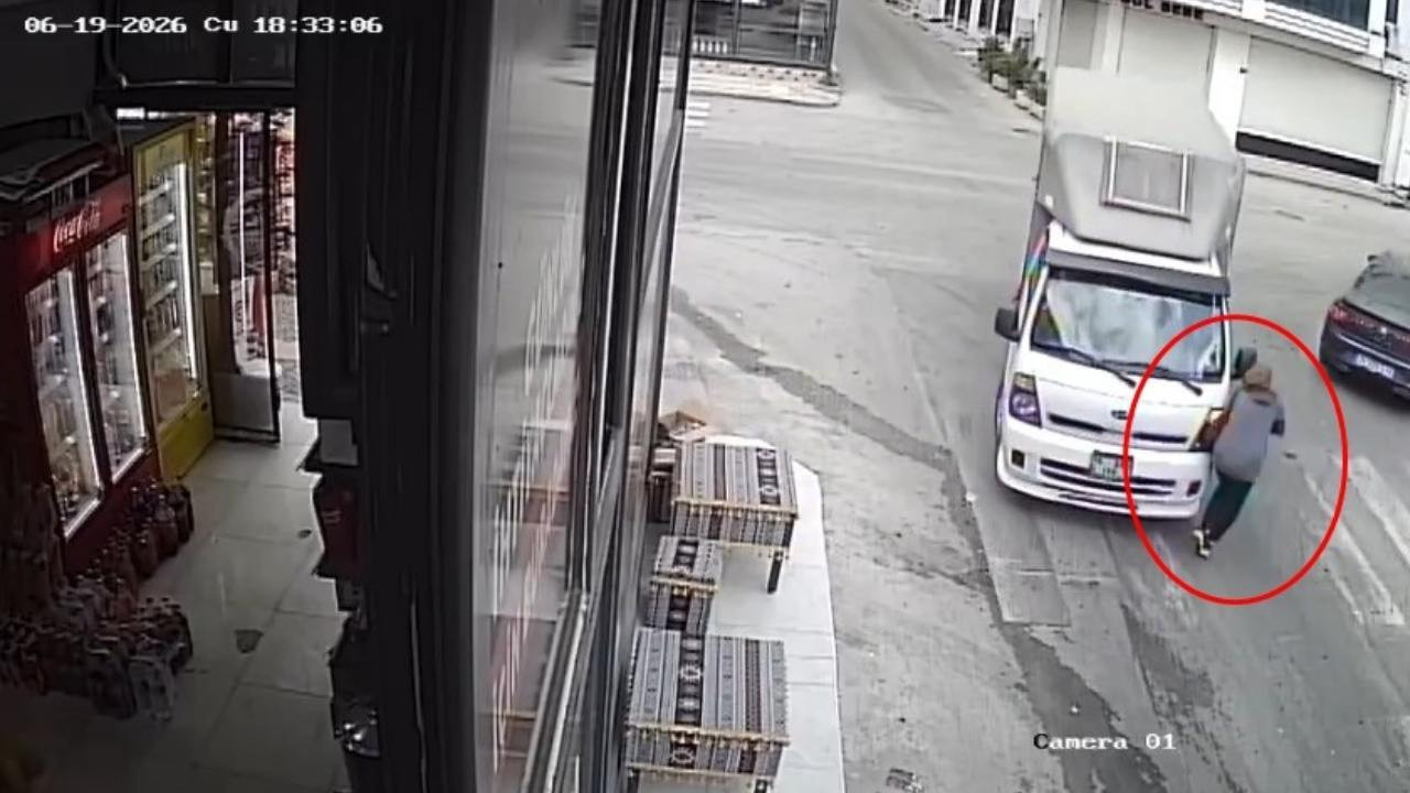 Kamyonetin savurduğu kadın yoğun bakıma kaldırıldı