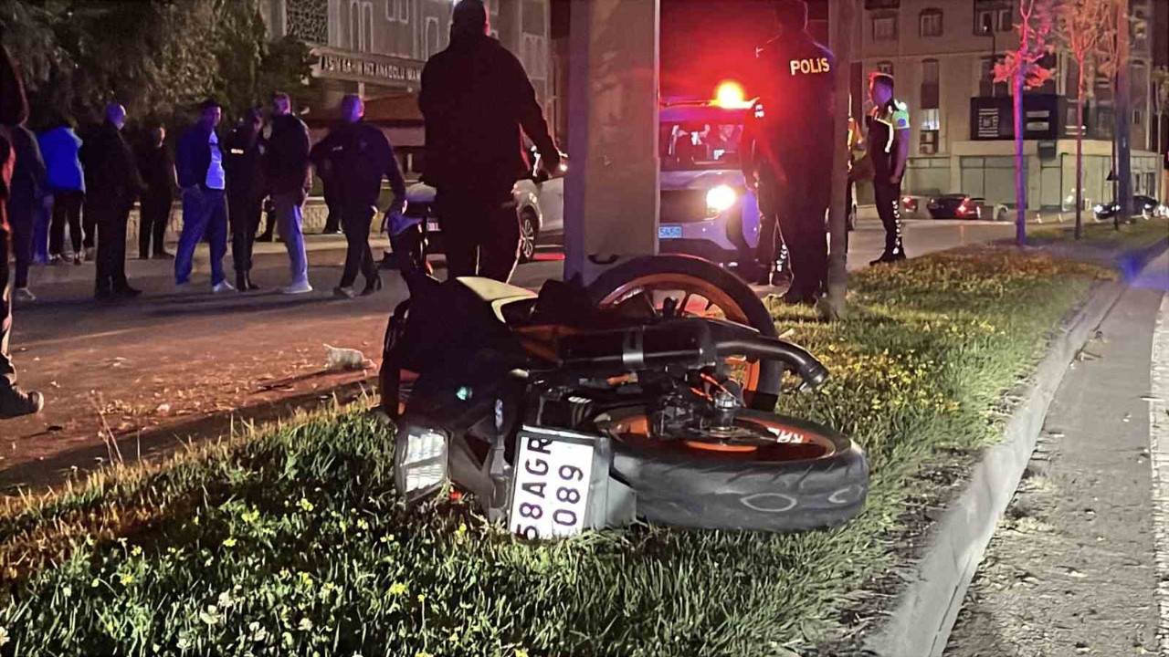 Direğine çarpan motosikletteki 2 kişi yola savruldu: 2 ağır yaralı