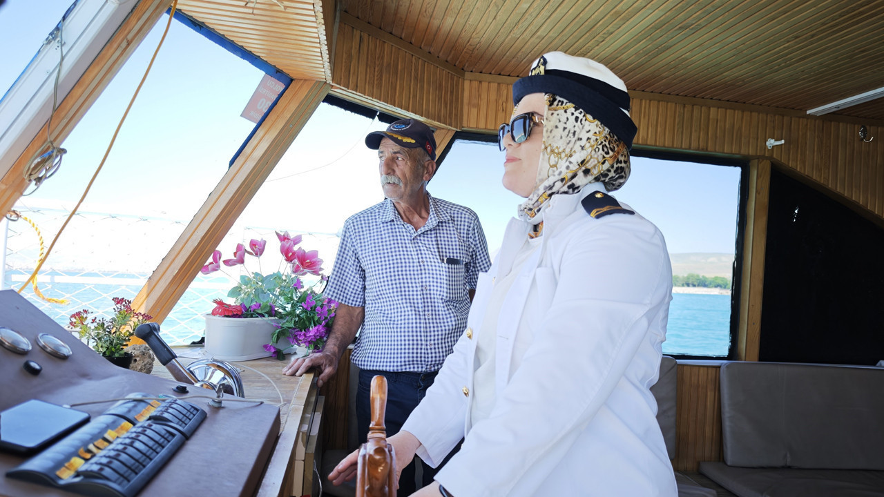 Van Gölü’nde ezber bozdu: Mavi suların tek kadın kaptanı oldu