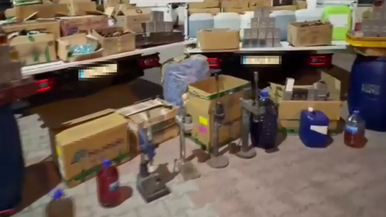 Bağcılar’da kokulu tuzak: Ünlü markaların sahtesini üreten imalathane çökertildi