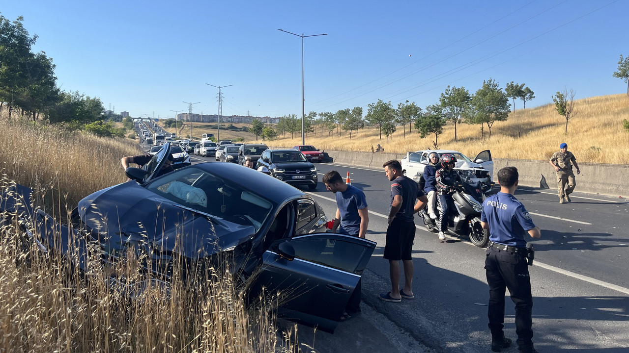 İki kilometre arayla aynı kabus: 8 araçlık zincirleme kaza: 2’si asker 3 yaralı