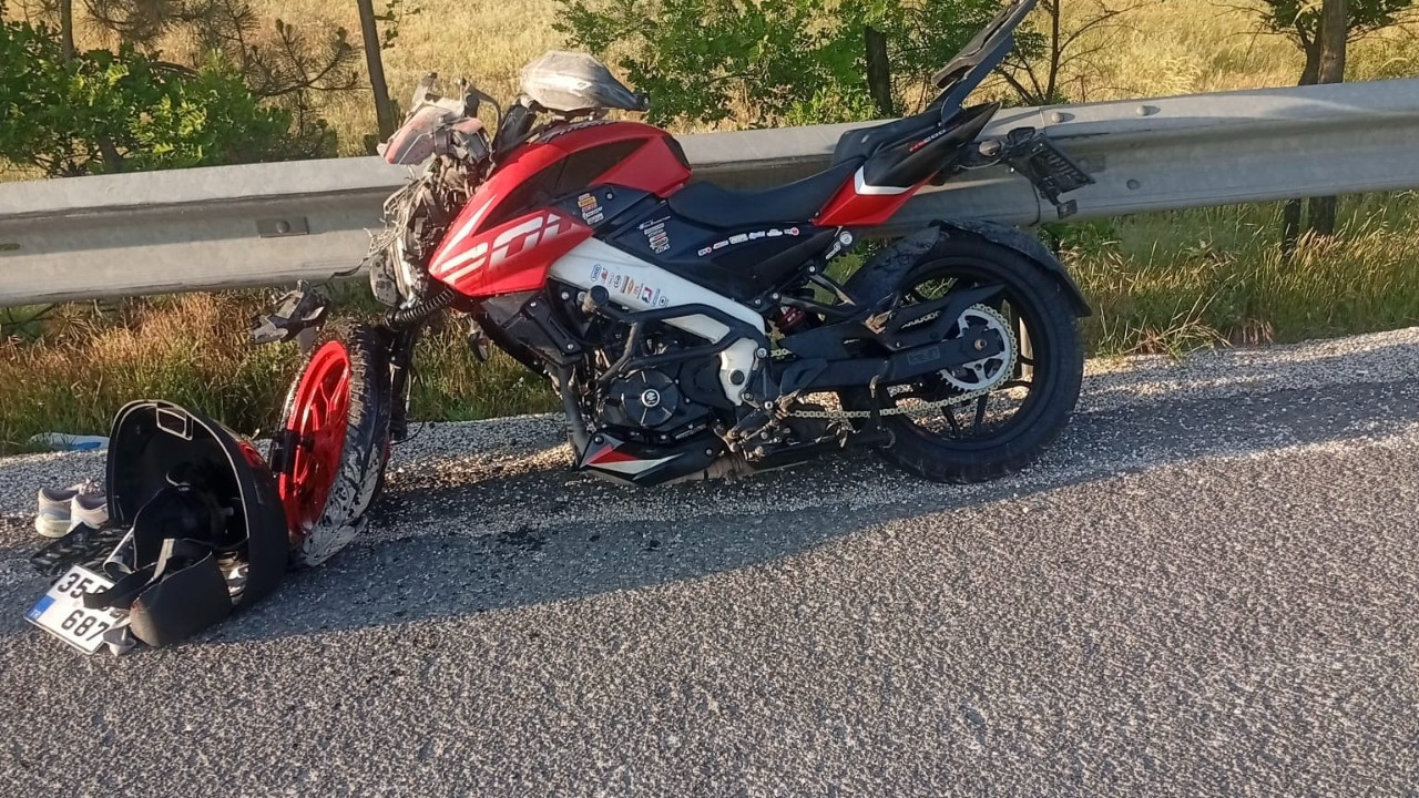 Kamyonun dorsesine çarpan motosiklet sürücüsü hayatını kaybetti