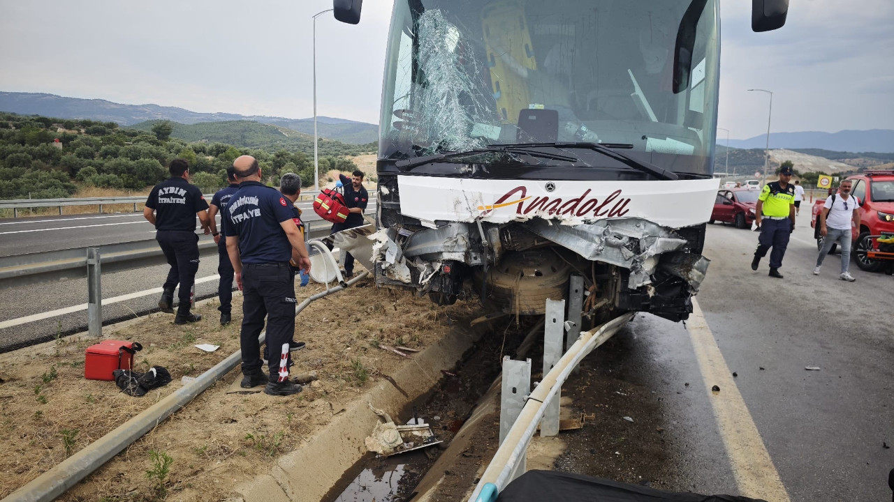 Lastiği patlayan otomobil otobüse çarptı: 9 kişi yaralandı