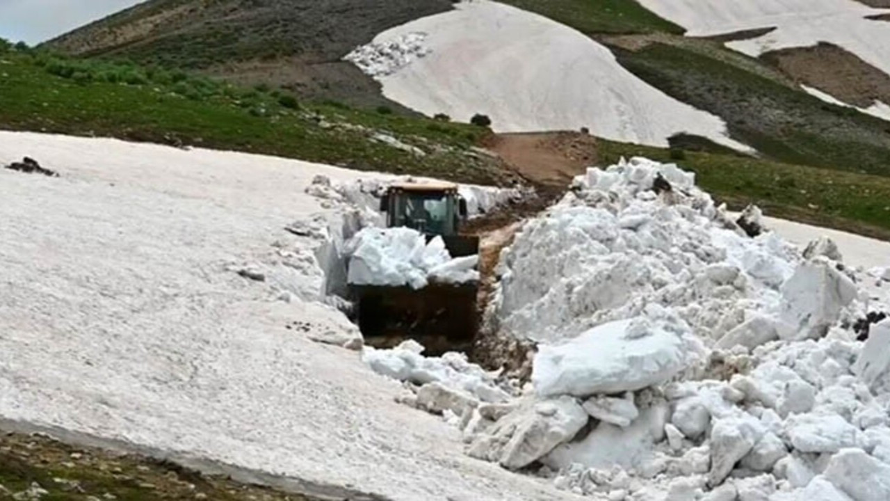 Bitlis'te karla mücadele devam ediyor
