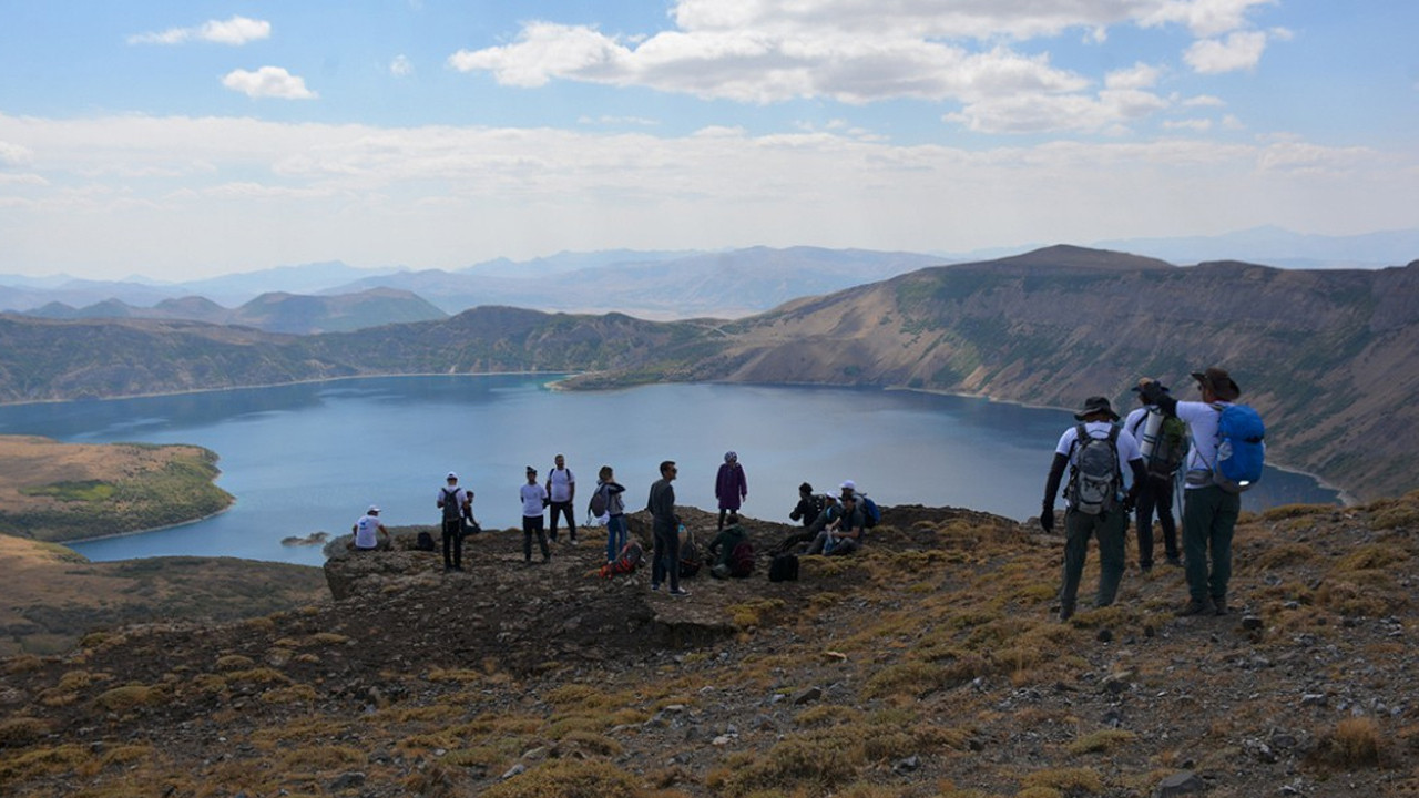 Bitlis'te doğaseverlerden Nemrut Kalderası'na zirve yürüyüşü