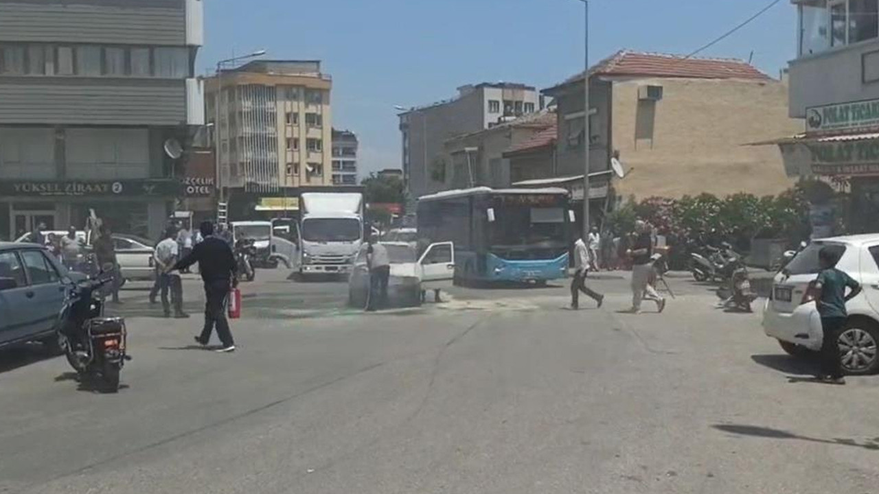 Manisa'da seyir halindeki otomobilde yangın çıktı