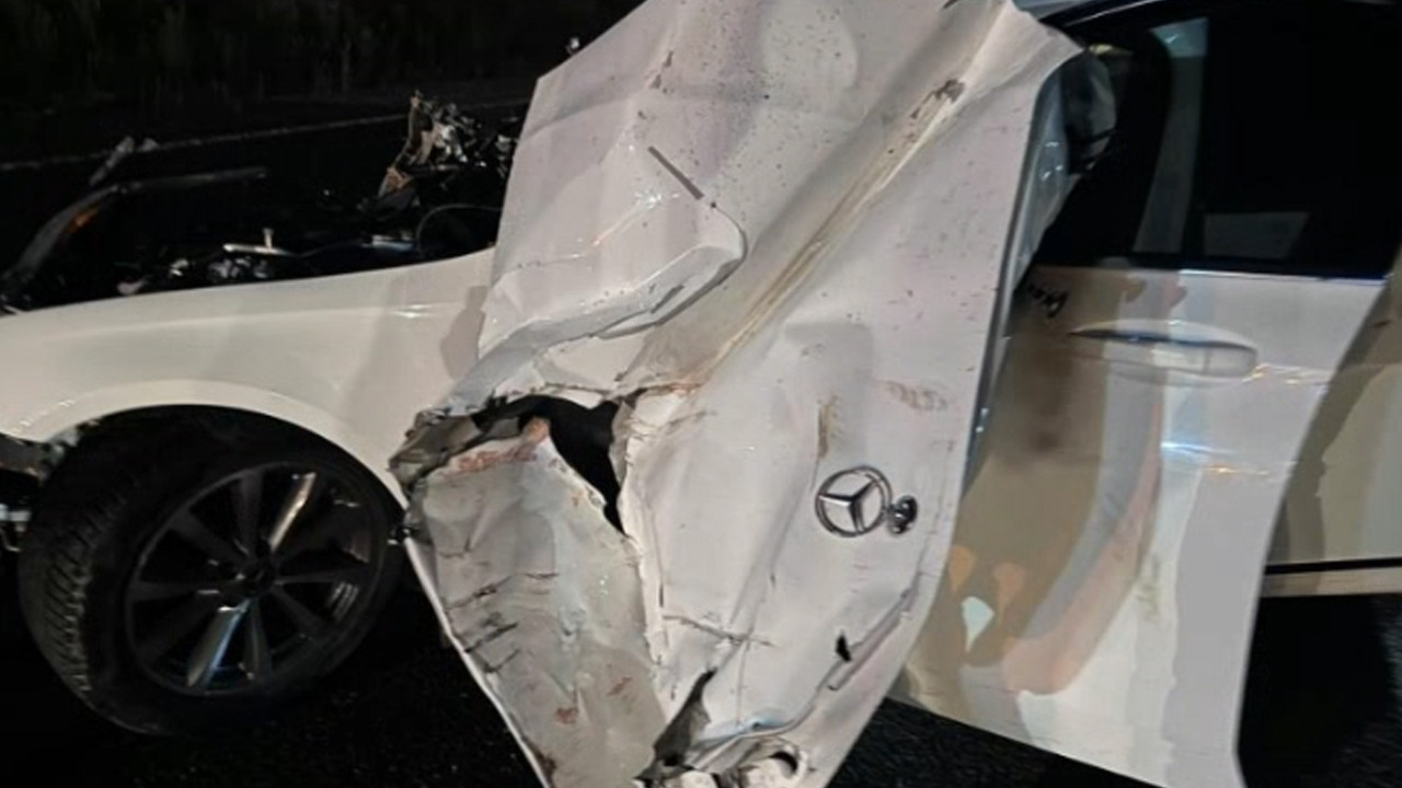 Sivas’ta traktöre çarpan Mercedes hurda yığınına döndü: 4 yaralı